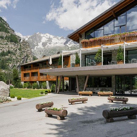 Grand Hotel Courmayeur Mont Blanc, By R Collection Hotels Bagian luar foto