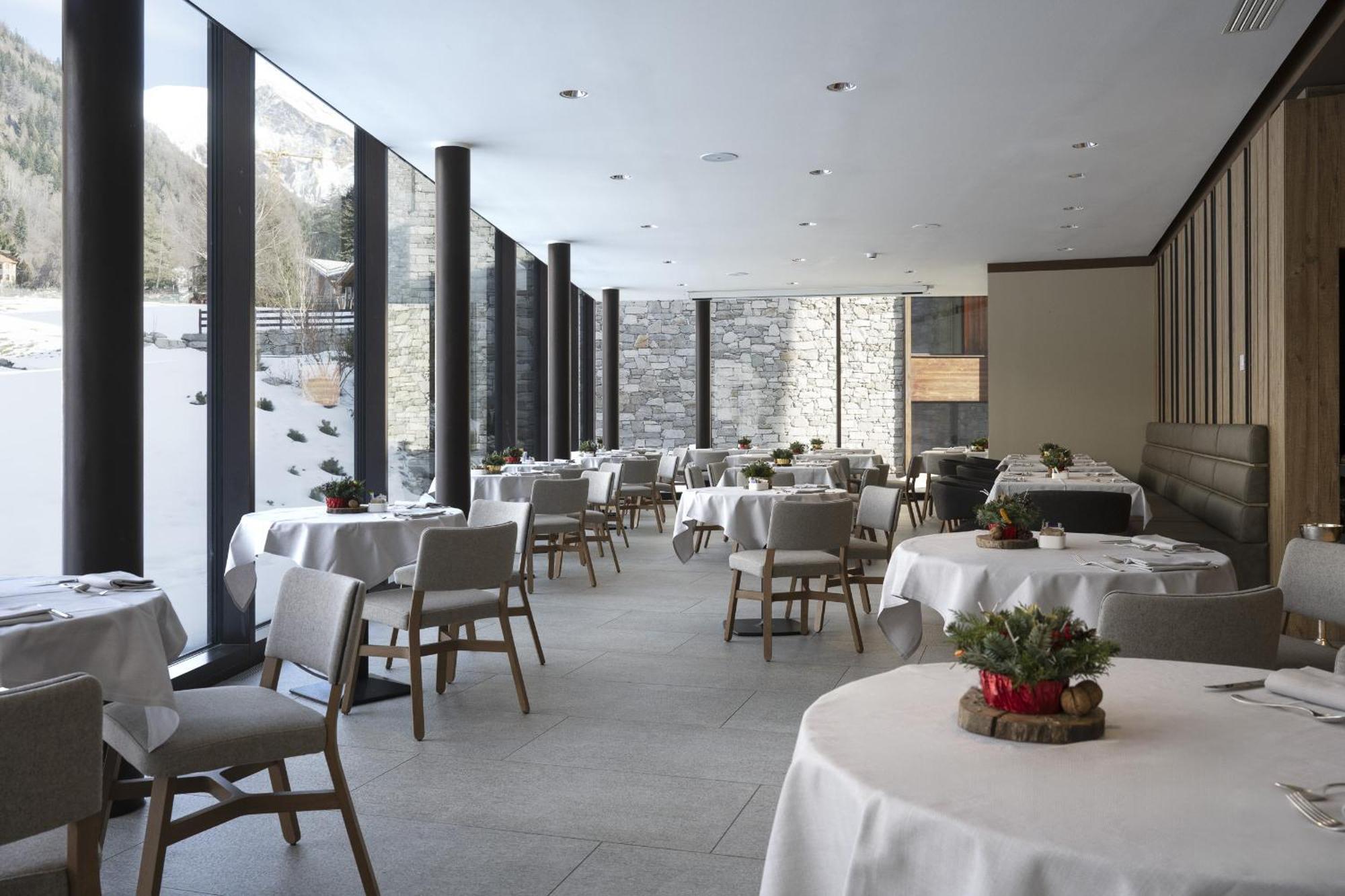 Grand Hotel Courmayeur Mont Blanc, By R Collection Hotels Bagian luar foto