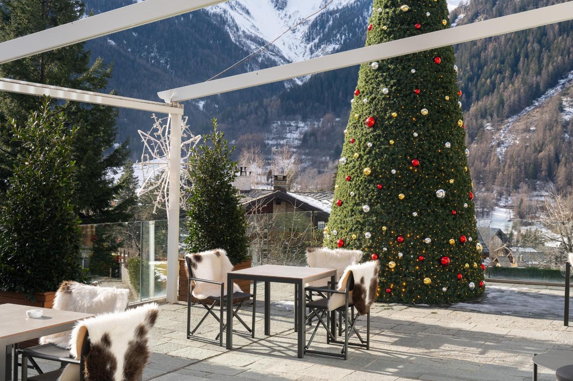 Grand Hotel Courmayeur Mont Blanc, By R Collection Hotels Bagian luar foto