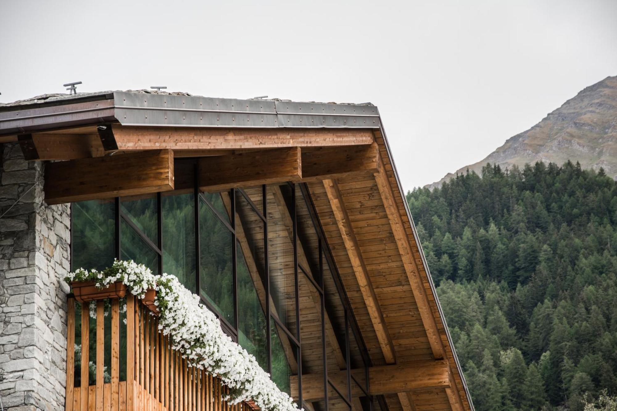 Grand Hotel Courmayeur Mont Blanc, By R Collection Hotels Bagian luar foto