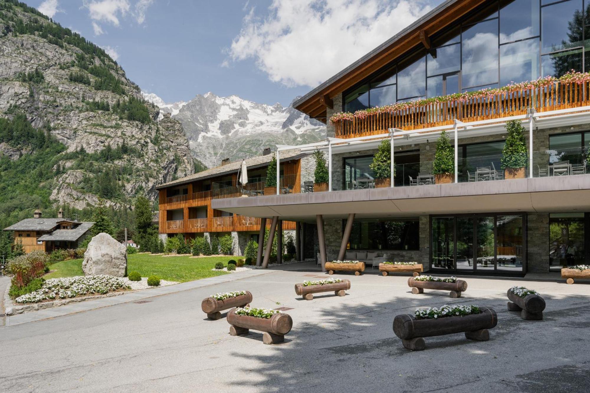 Grand Hotel Courmayeur Mont Blanc, By R Collection Hotels Bagian luar foto